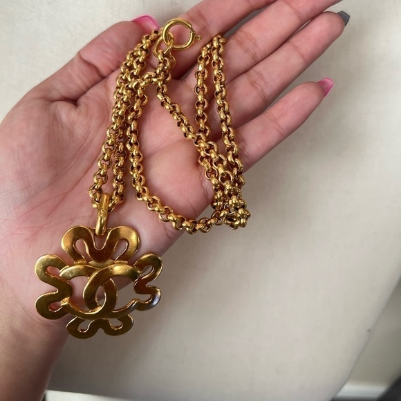 CHANEL Vintage Gold CC Clover Pendant Necklace - Picture 3 of 7